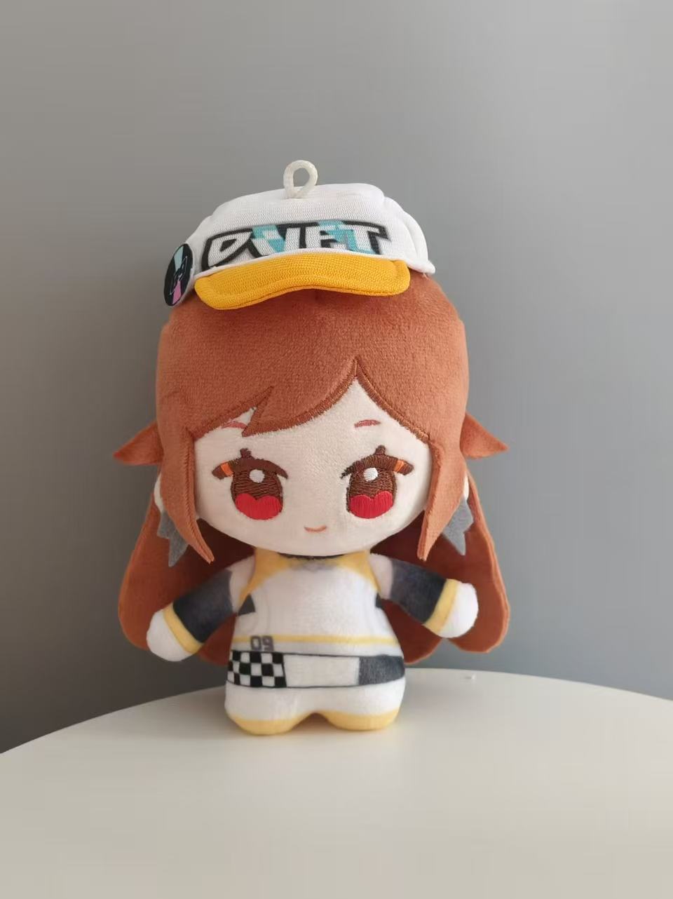 Muestra de peluche Xiaojuzi de QQ Speed con traje de competición por capas