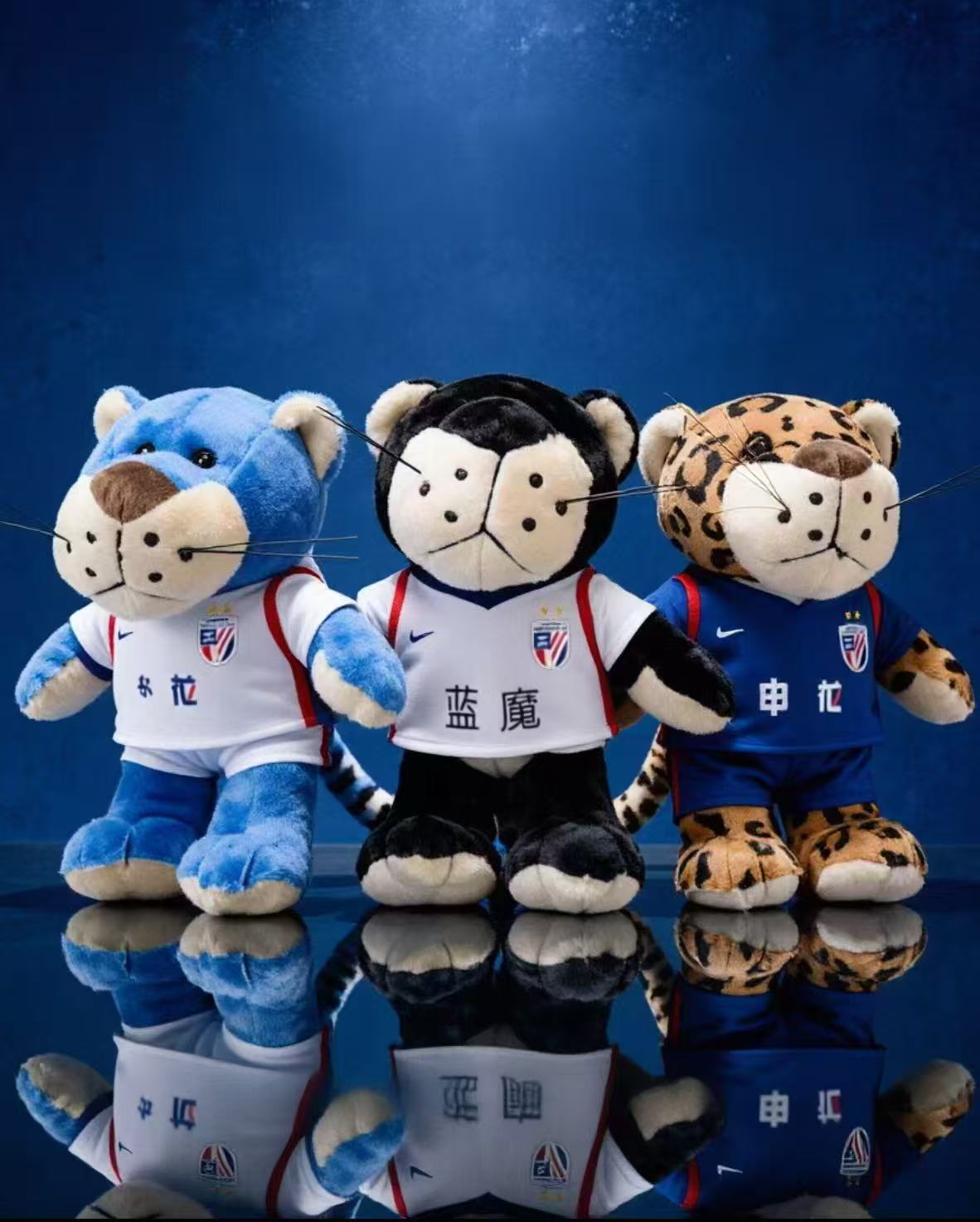 Tres mascotas de peluche de Shanghai Shenhua con uniformes del club