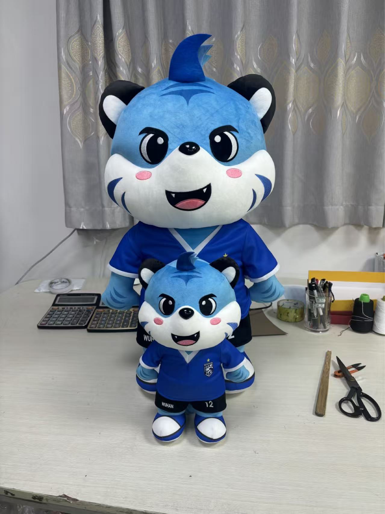 Comparación de tamaños del peluche tigre de Wuhan Three Towns