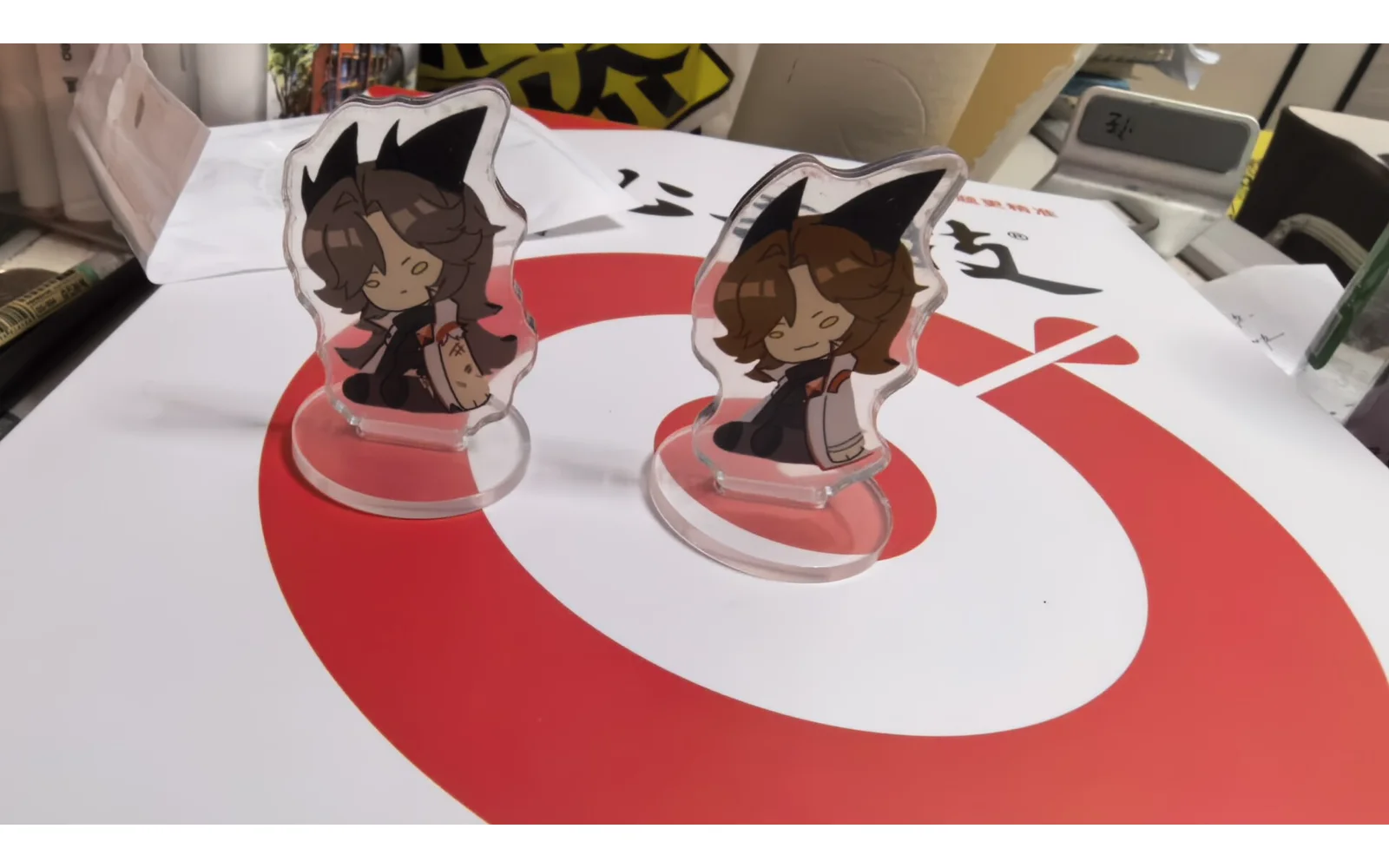 二つのキャラクターを別々の台座に立てた実際の商品